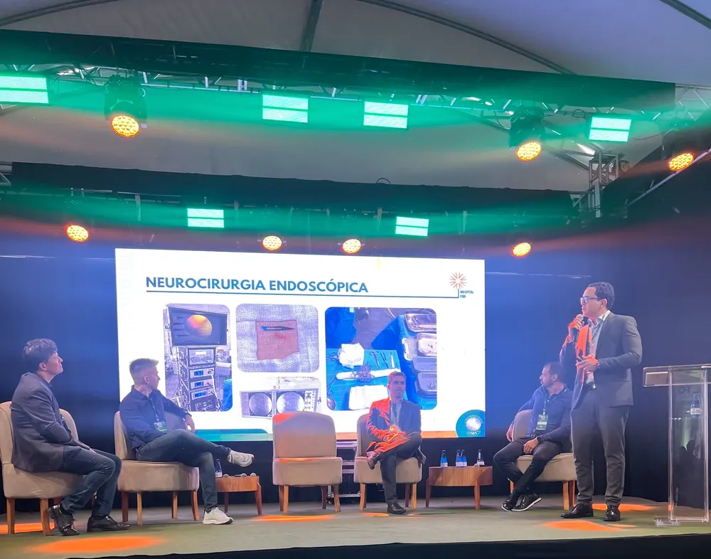 Dr. Rafael Campos em palestra sobre neurocirurgia endoscópica